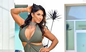 Extra-curvy brunette shows her tits and ass in a solo gallery