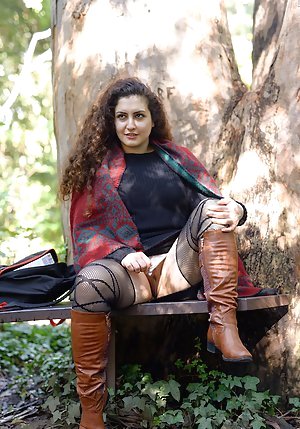 Frizzy-haired butterface brunette kinda fucks herself while in public