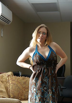 Bespectacled MILF beauty shows her natural body in a sun-lit room